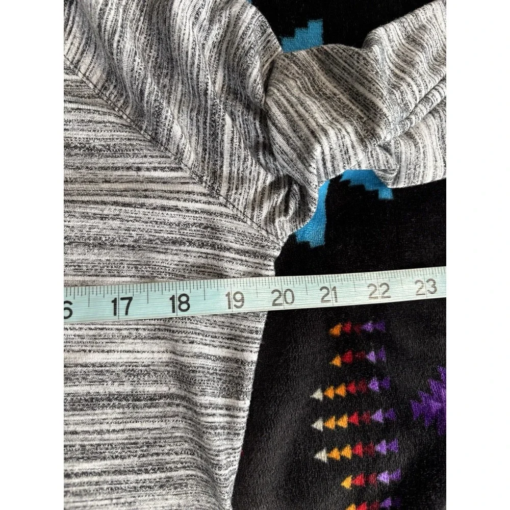 Tap Out Gray/Black Long Sleeve V Neck Soft‎ Top Size Large Casual Activewear